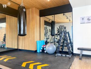 利马Solar by Wynwood House的健身房,墙上挂着一个拳击袋