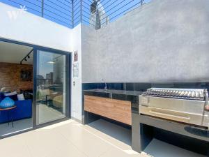 利马Solar by Wynwood House的厨房配有柜台和烧烤架
