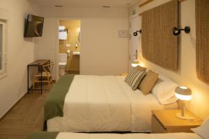 普拉森西亚HOTEL LOS ALAMOS BOUTIQUE的一间酒店客房 - 带一张床和一间浴室