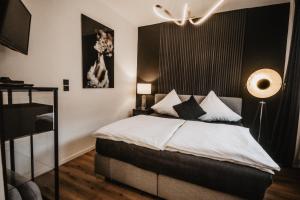 科隆Boutique Hotel Cologne的一间卧室配有一张带黑白枕头的床