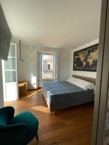 安科纳B&B Aganita的一间卧室配有一张壁画床