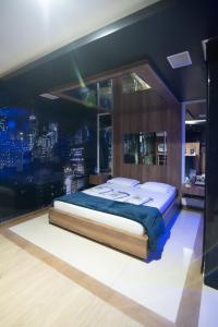 索罗卡巴Lual Motel Sorocaba-SP的卧室在窗户前配有一张大床