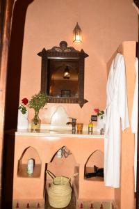 马拉喀什答图斯卡酒店的一间带水槽和镜子的浴室