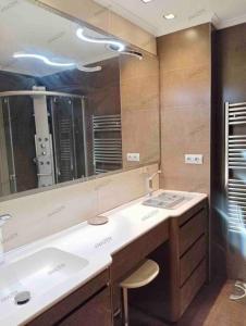 洛格罗尼奥Adosado residencial -4km centro的一间带两个盥洗盆和大镜子的浴室