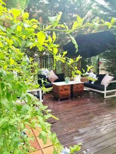 洛格罗尼奥Adosado residencial -4km centro的庭院配有桌椅和遮阳伞。