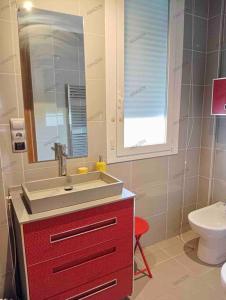 洛格罗尼奥Adosado residencial -4km centro的一间带红色盥洗盆和卫生间的浴室