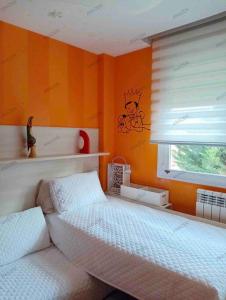 洛格罗尼奥Adosado residencial -4km centro的一间卧室设有一张床和一个窗口