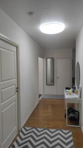 图尔库Central Park Home的一个空房间,有白色的门和镜子