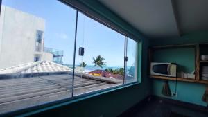 马拉戈日Fabika Pousada的客房设有海景大窗户。