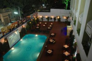 迈索尔三德王子酒店的享有游泳池的顶部景色