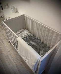 伊斯基亚Maison Mele Ischia的一张桌子房间里一张白色的婴儿床
