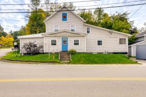 BartonCozy Vermont Escape - Patio, Lake and Mountain Views的街上有一扇蓝色门的白色房子