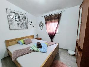 维尔Villa Colonia Vir的一间卧室设有两张床和窗户。
