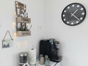 维尔Villa Colonia Vir的一间设有咖啡壶和墙上的时钟的房间