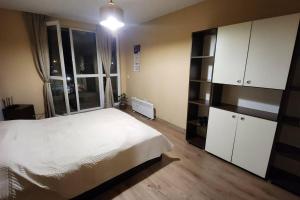 PernikBudget overnight- Struma highway的卧室设有白色的床和大窗户