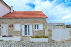 法蒂玛Solar das Estrelas的砖屋,有白色的窗户和红色的屋顶