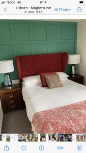 利斯本Overdale Motel的一间卧室配有一张带红色床头板的床和两盏灯。