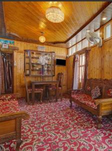斯利那加Gulbahaar Group Of HouseBoats的客厅配有沙发和桌子