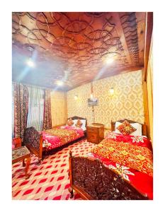 斯利那加Gulbahaar Group Of HouseBoats的一间卧室,配有两张床