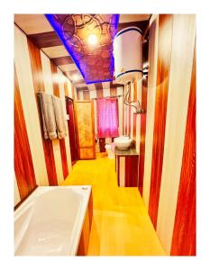 斯利那加Gulbahaar Group Of HouseBoats的带浴缸和盥洗盆的浴室