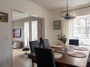 吕勒奥Riverfront Cosy Villa in Luleå的一间带木桌和椅子的用餐室