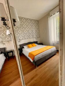 维罗纳Domus 44 Rooms的一间卧室配有一张床和镜子