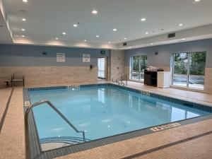 考特尼Holiday Inn Express & Suites - Courtenay - Comox, an IHG Hotel的大楼内的大型游泳池