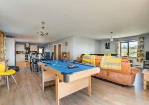 CoelbrenBreconview Lodge的客厅配有乒乓球桌