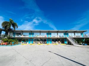 大松礁岛Big Pine Key Motel的海滩上的一座棕榈树建筑