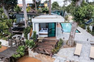 甲米镇BeachHouse Pool Villas Krabi的享有带游泳池的房屋的空中景致