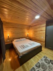 代姆雷Riviera bungalow evleri demre 2的木制客房内的一间卧室,配有一张床