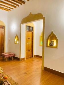 江比阿Nakupenda House的一间空房间,设有门和木地板