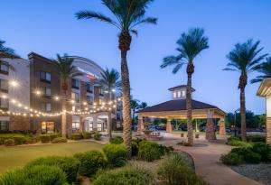 格伦代尔SpringHill Suites Phoenix Glendale Sports & Entertainment District的棕榈树酒店和凉亭