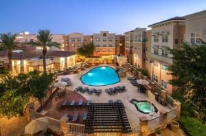 格伦代尔SpringHill Suites Phoenix Glendale Sports & Entertainment District的享有公寓大楼游泳池的顶部景致