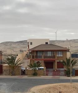 吕德里茨The Oasis Accommodation的沙漠中的房子