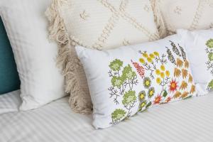 锡尔内亚Zen Nest Tiny House的一张带白色枕头的床,床上有鲜花