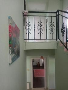 马纳夫加特Paradise Manavgat的带阳台和楼梯的楼梯间