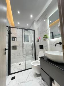 雅典3bd jacuzzi mansion的带淋浴、卫生间和盥洗盆的浴室