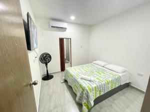 蒙特里亚Bonito Apartamento Monteria的一间带一张床和风扇的小卧室