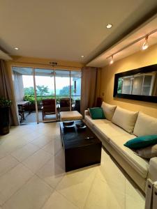 Luxury Apartment Kata Beach The Accenta的休息区