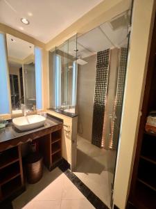 卡塔海滩Luxury Apartment Kata Beach The Accenta的一间带水槽和淋浴的浴室
