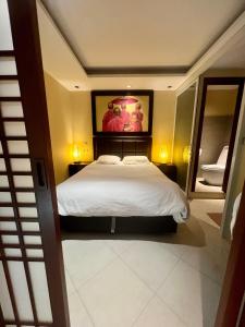 卡塔海滩Luxury Apartment Kata Beach The Accenta的一间卧室配有一张壁画床