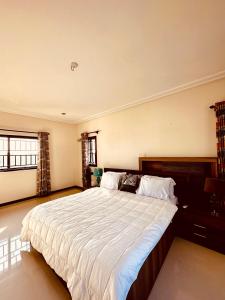 阿克拉Aspen Luxury Villa的大卧室配有一张带白色床单的大床