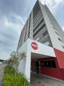 索罗卡巴Studio Super localizaçao的一面有红色标志的建筑物
