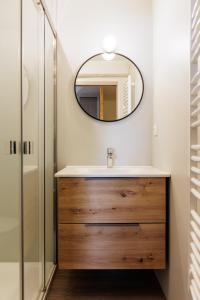 阿尔维厄la casse deserte的一间带水槽和镜子的浴室