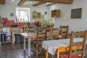RichtolsheimChambre indépendante n1 - Bretzel et Bergamote的用餐室配有桌椅和黑板
