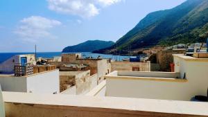 马里迪莫Cortile Via San Simone Marettimo的从建筑屋顶上欣赏海景
