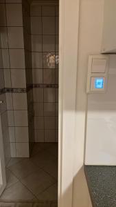 卑尔根Apartment in Åsane的带淋浴的浴室和玻璃门
