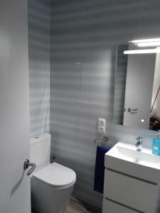 安波拉Vora Port的浴室配有白色卫生间和盥洗盆。