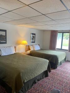 麦基诺城麦基诺城骑士旅馆的酒店客房设有两张床和窗户。